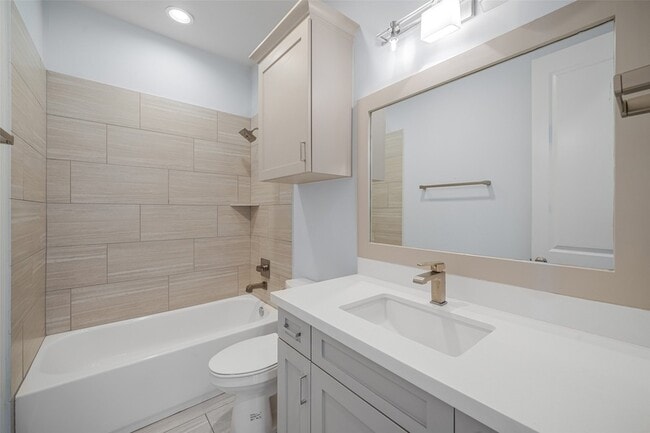 Building Photo - 2324 Camden Dr