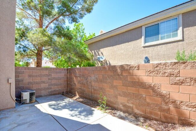 Building Photo - Renovated and Modern. This fantastic 2br in a gated community in Silverado Ranch has all the amen...