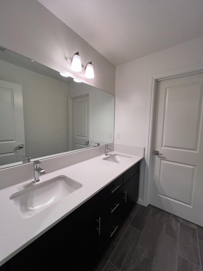 Building Photo - 1918 Oak Ln