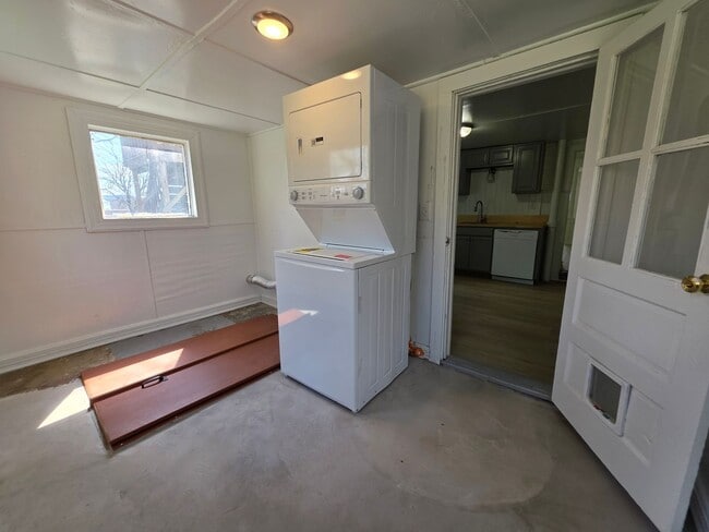 Building Photo - Beautiful Waterside 3 bedroom Single-Family Home - Catskill, NY