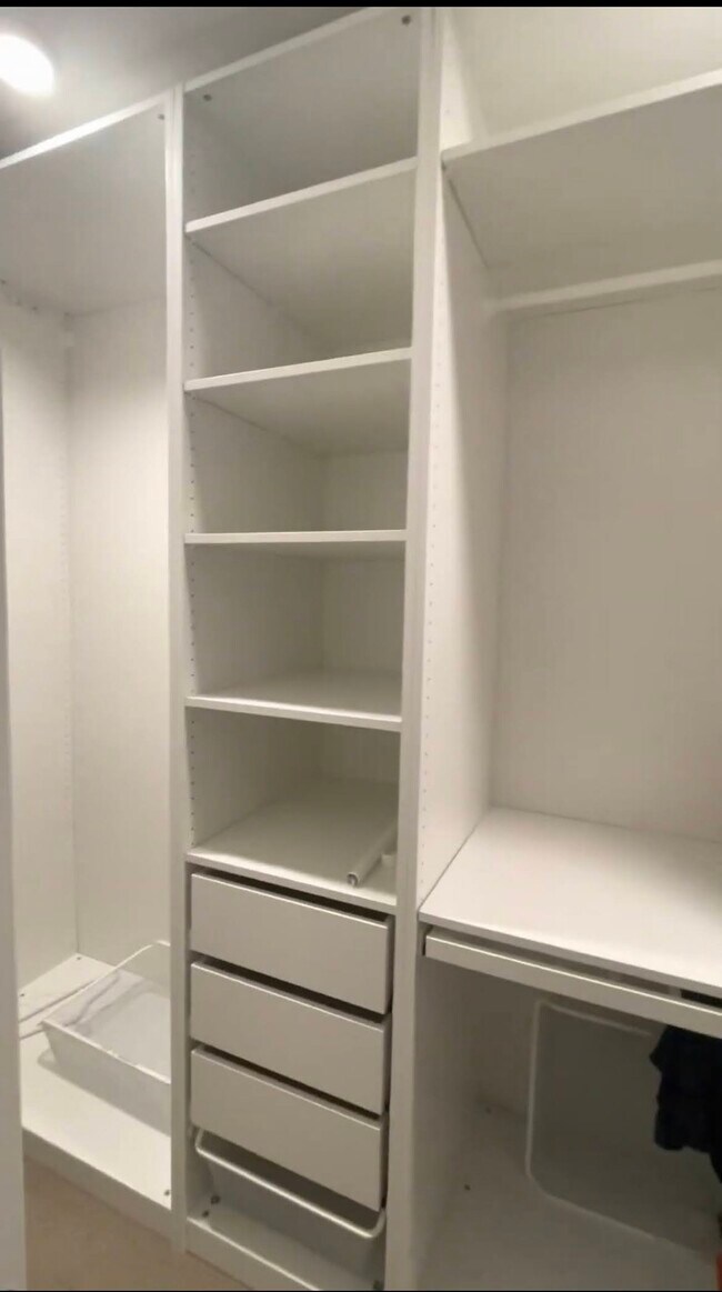 Master Closet - 3835 Heart Cmn