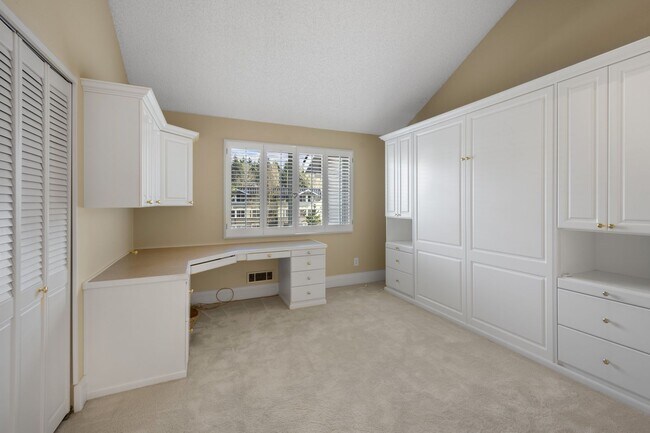 Building Photo - 2bd/1.75ba Bellevue Condo