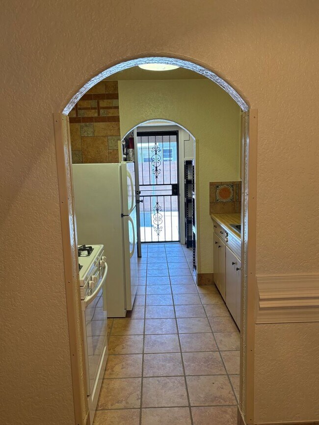 Building Photo - NEWLY REMODELED 1 BED 1 BATH