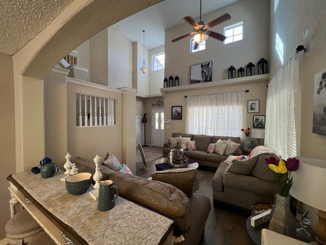 Building Photo - Charming 3-Bed, 2.5-Bath Home with Cozy Fi...