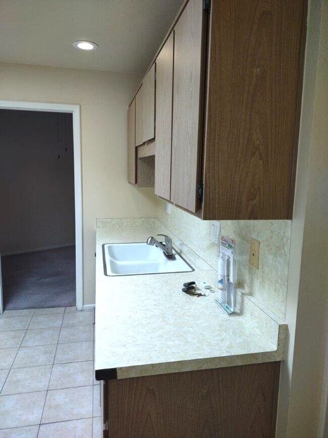 Building Photo - GREAT TOWNHOME IN YUCCA COURT-SUN CITY!!