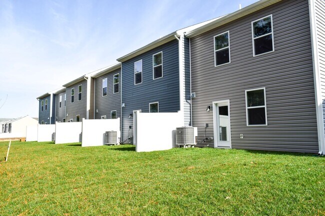 Building Photo - Stunning Brand New Townhome