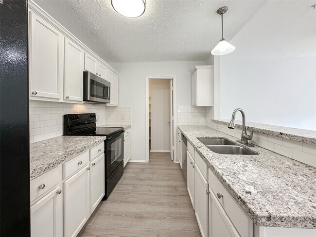 Building Photo - 8051 Bay Branch Dr