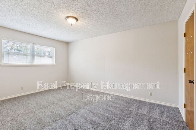 Building Photo - 2016 Willowbrook Way