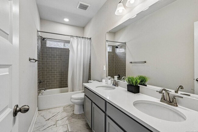 Building Photo - 1136 Aidenbaum