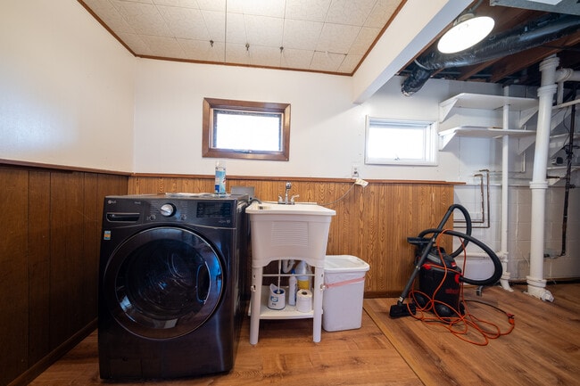 Building Photo - 445 Walnut Ln