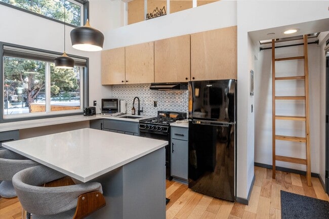 Building Photo - Hiatus Hideaway #3 - Close to Old Mill - Short Term - Fully Furnished available 12/1 through 5/31...