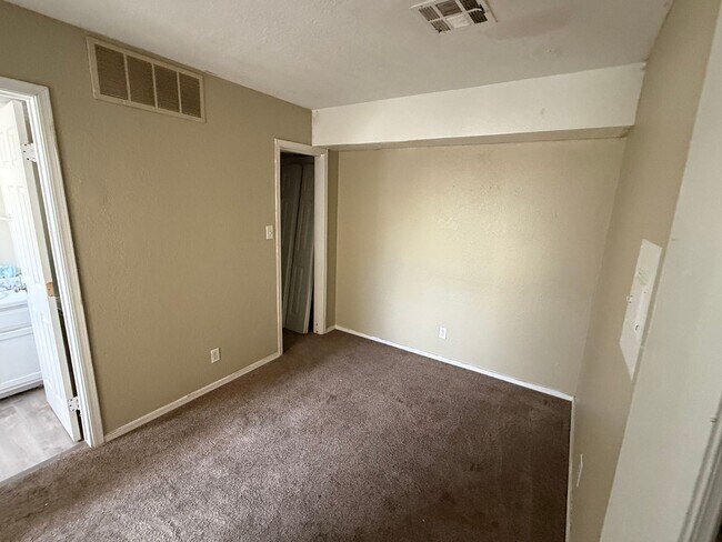 Building Photo - For lease! 1 bed, 1 bath condo