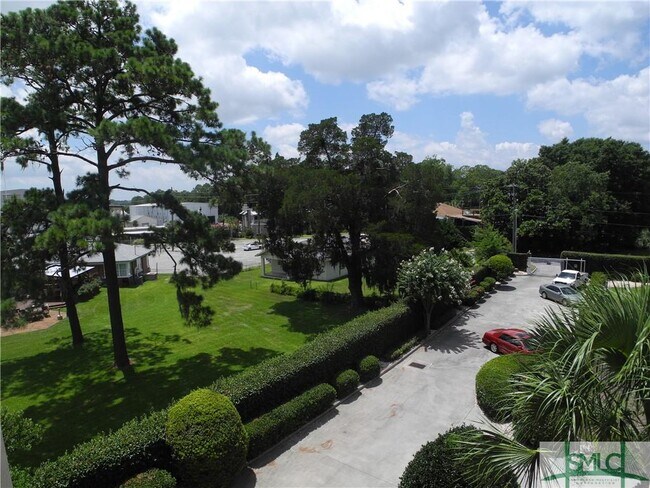 Building Photo - 3113 River Dr