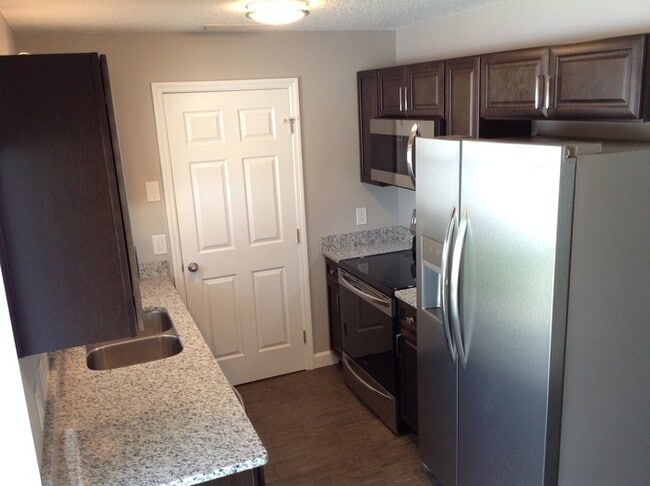 Building Photo - 2 Bedroom/2 Bathroom Triplex with Large Fe...