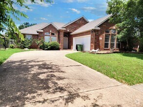Building Photo - 3/BR, 2/BA Home with Spacious Layout & Lar...