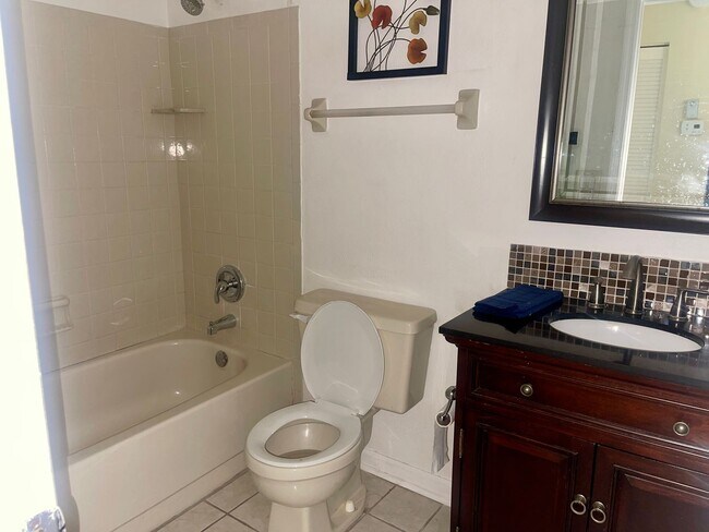 Building Photo - Discover Easy Florida Living in Holly Hill!