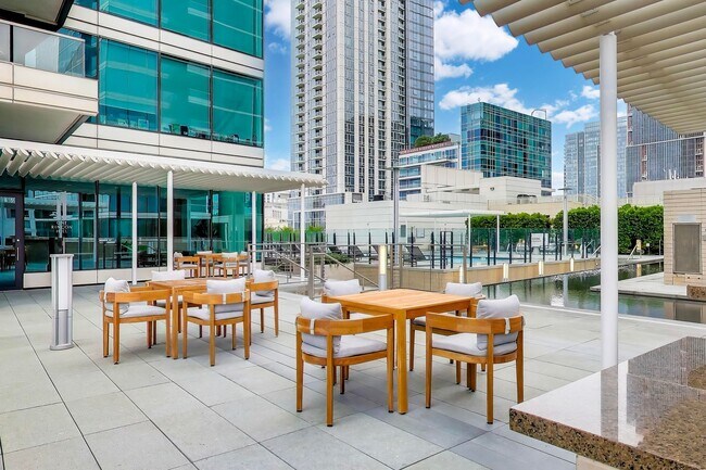 Building Photo - Luxury High-Rise Living | Stunning Bay Bridge Views from the 31st Floor