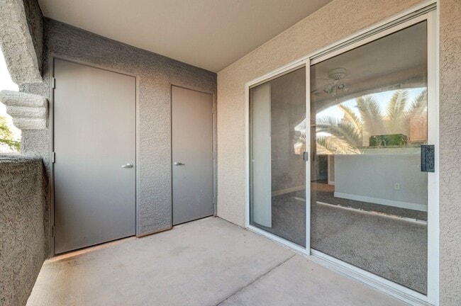 Building Photo - Charming 3 Bedroom Upstairs Condo in a Gat...