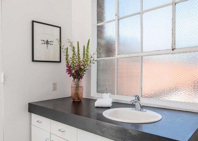 Building Photo - Situated in an excellent location of SOMA ...