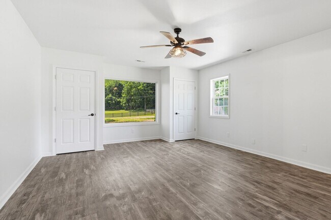 Building Photo - Charming Updated Home with Expansive Yard in Joelton!
