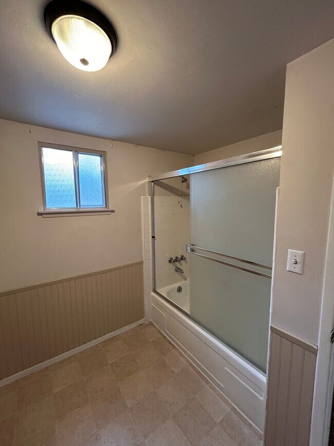 Building Photo - 4 Bedroom + Family Room - Spacious Home wi...