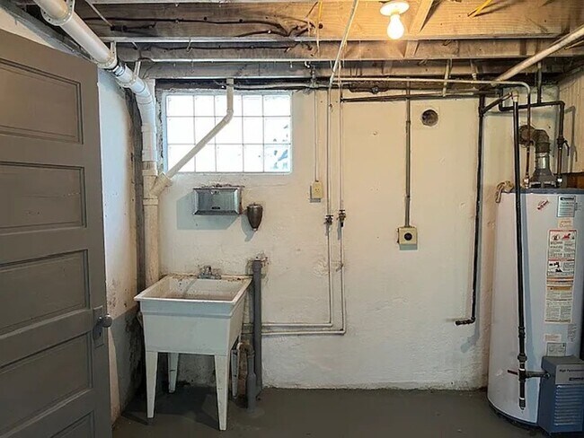 Building Photo - 2 Bedroom 1.5 Bath for rent in College Hill!