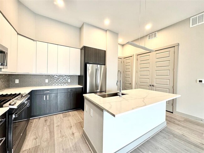 Building Photo - 401 W 25th St