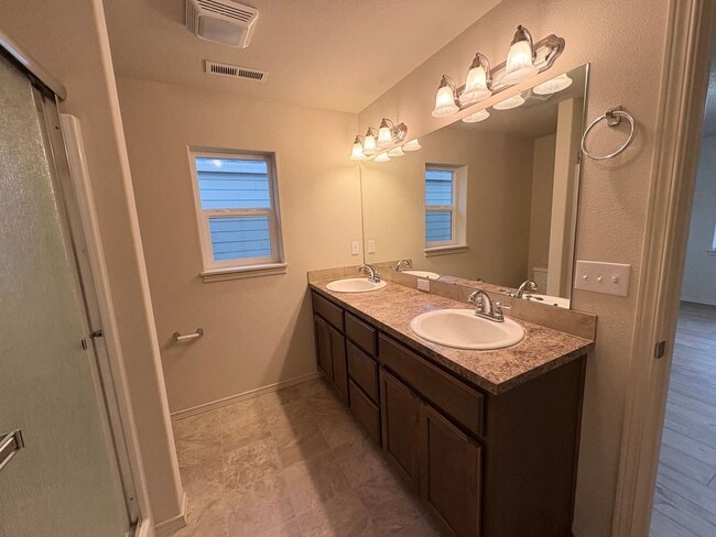 Building Photo - ONE MONTH FREE OF RENT!! Well Maintained, High Ceilings, Bonus Room, Great Location!