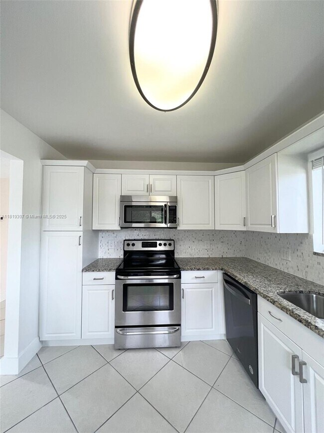 Building Photo - 304 Racquet Club Rd