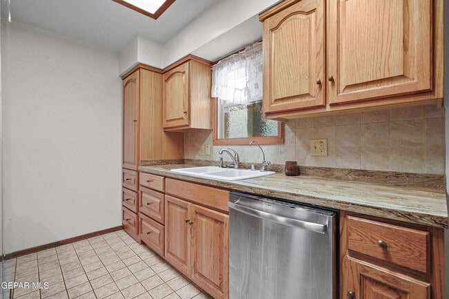 Building Photo - 5660 Longview Dr