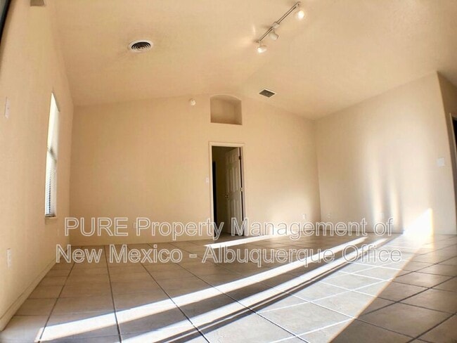 Building Photo - 4905 Kingsway Dr