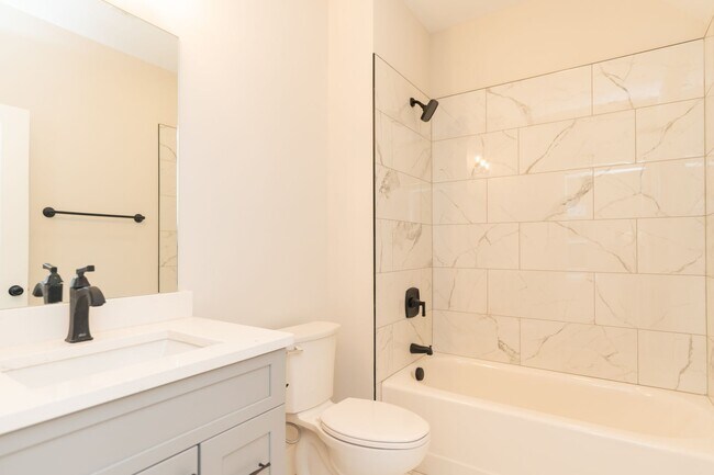Building Photo - Modern 4 Bedroom Townhome in Southside Chattanooga