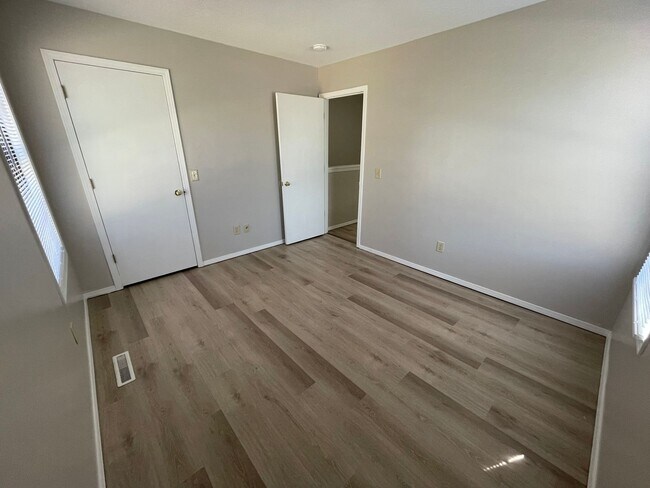 Building Photo - 531-B N Oak Grove Ave