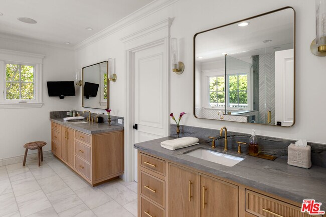 Building Photo - 146 N Carmelina Ave