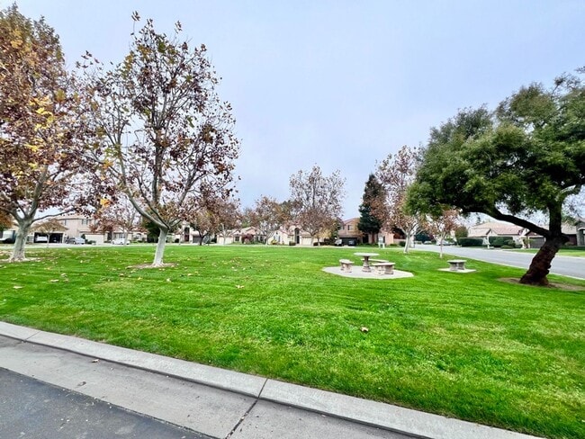 Building Photo - $2,595 Chestnut & Teague, 3 bedroom House - Fresno / Gated Community / New Paint & Floors