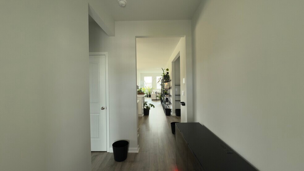 Building Photo - 2042 Live Oak Dr