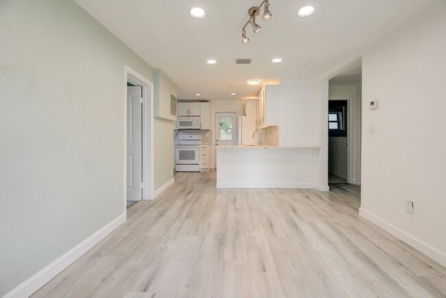 Building Photo - 1317 SW 31st St