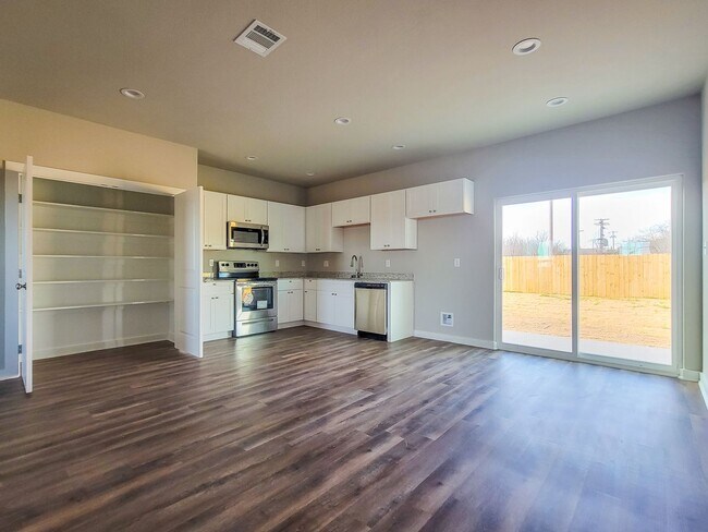 Building Photo - Beautiful 3 Bedroom 2 Bath Home!!