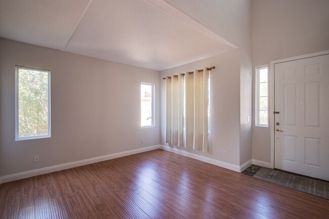 Building Photo - 4 bedroom 3 bath centrally located home