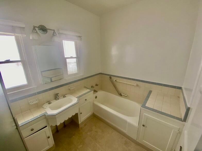 Bathroom - 10461 Ashton Ave