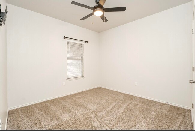 Building Photo - 11623 Evanston Ave