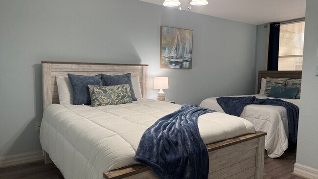 Building Photo - Charming 2/2 Seasonal Rental in Sarasota – Minutes from the Beach! Private Courtyard Included!!