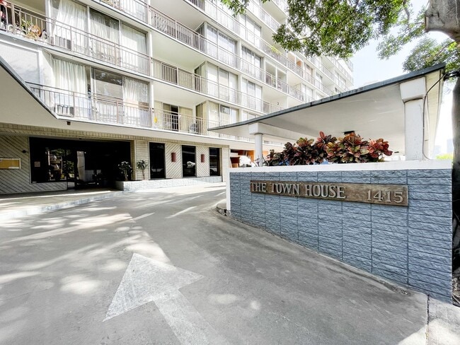 Building Photo - Punchbowl Condo with Off-Street Parking an...