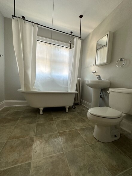 Building Photo - 2433 Woodmere Dr