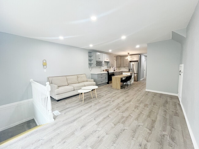 Building Photo - 522 W 31st St