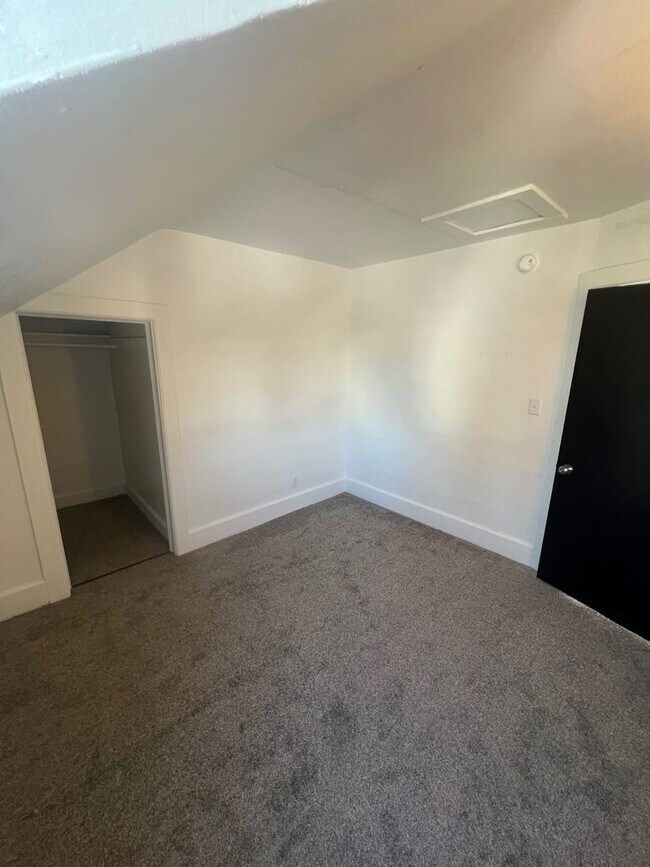 Building Photo - 4 Bedroom 2 Bath Single Family Home Available NOW!