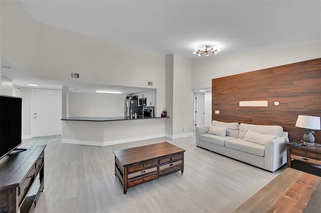Building Photo - 9833 Westview Dr