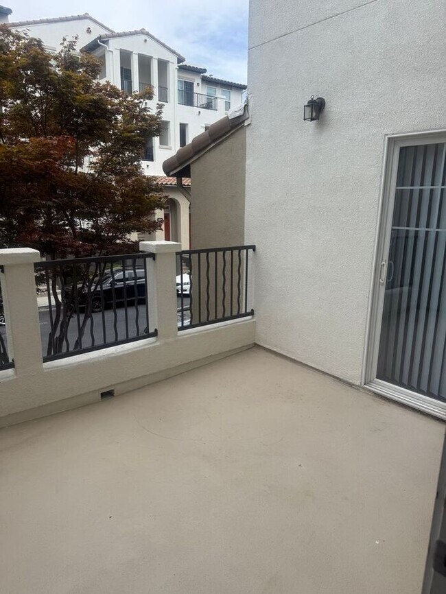 Building Photo - Stunning 2-bedroom, 2-bathroom townhouse