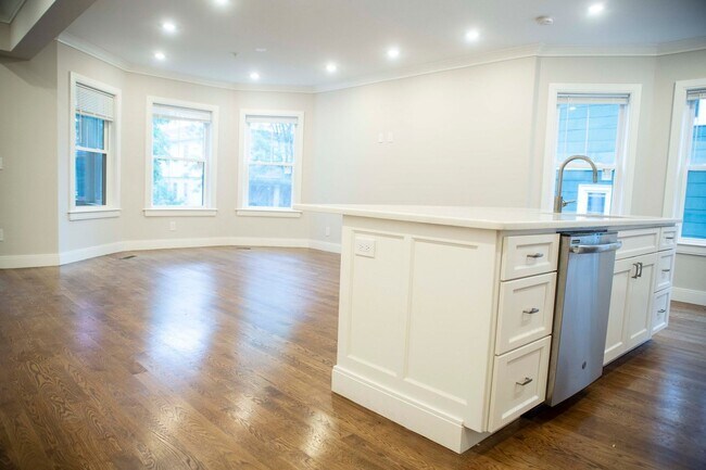 Building Photo - Newly renovated 4 bed 2 bath in Allston....
