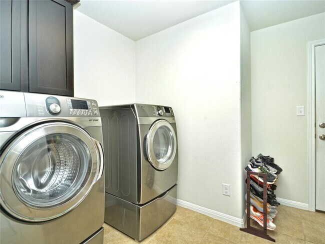 Building Photo - 219 Valley Oaks Loop